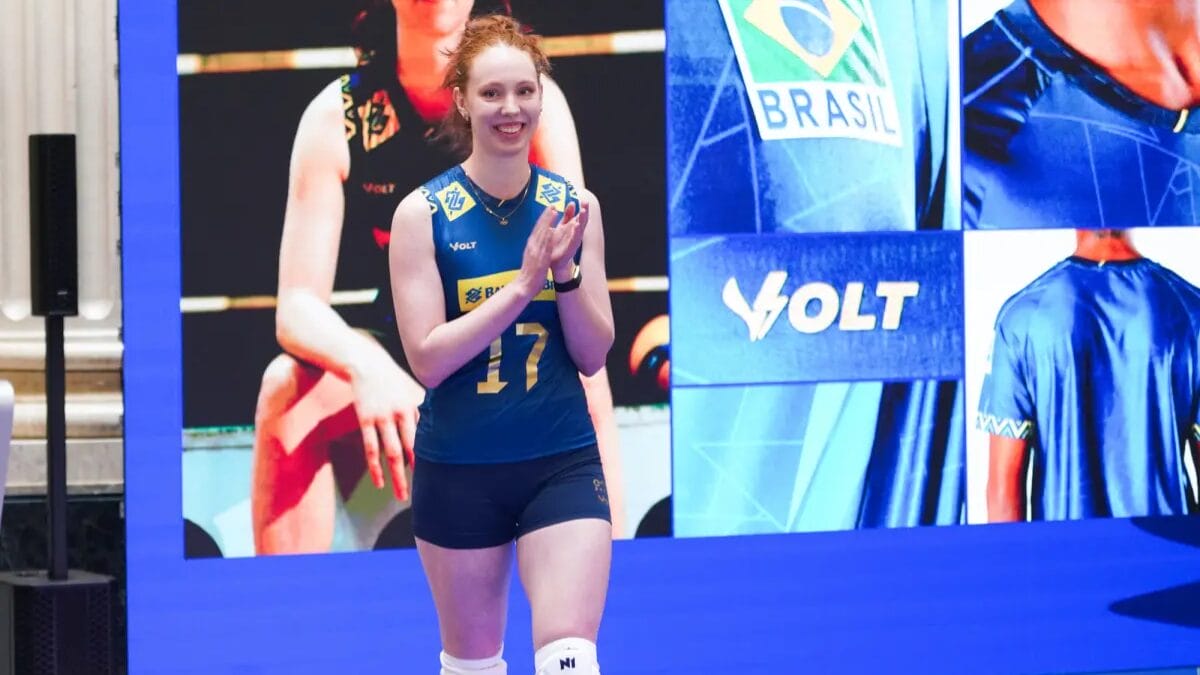 Jogadora Júlia Bergmann desfilando com o novo uniforme azul