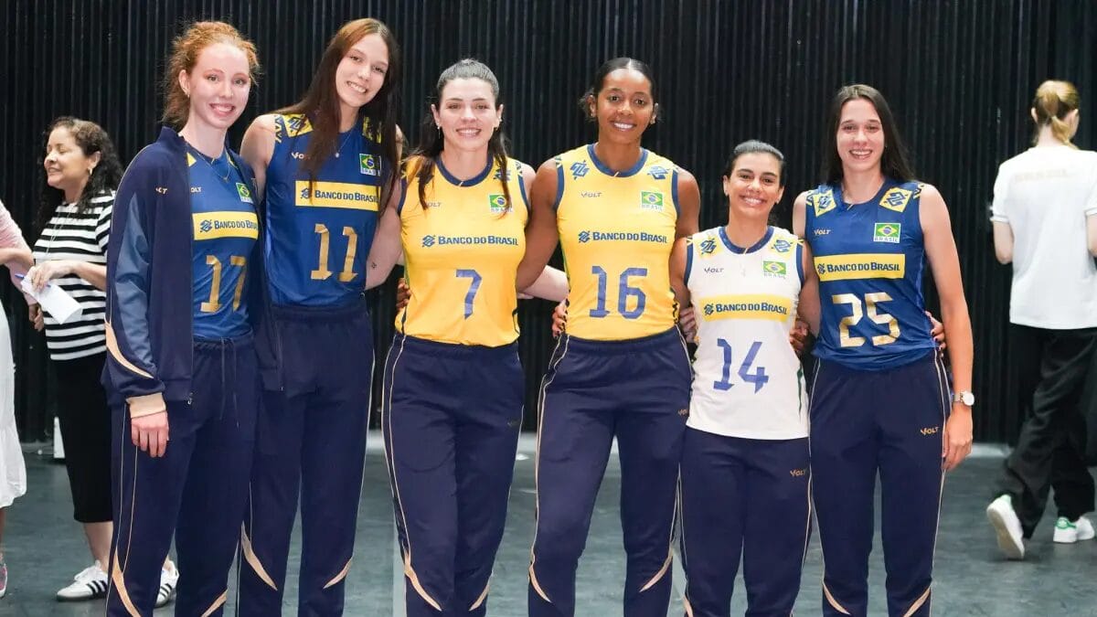 Jogadoras da Seleção Brasileira de vôlei com os novos uniformes