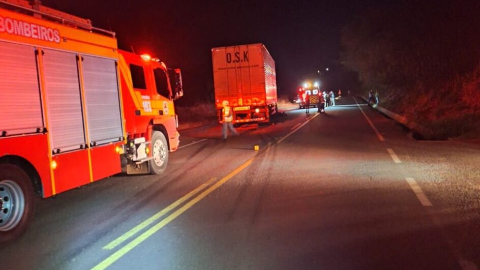 Acidente fatal envolveu moto e caminhão na SC-157 (Foto: PMRv, Divulgação)
