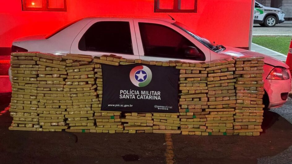 Droga foi apreendida e jovens foram presos (Foto: Polícia Militar, Divulgação)