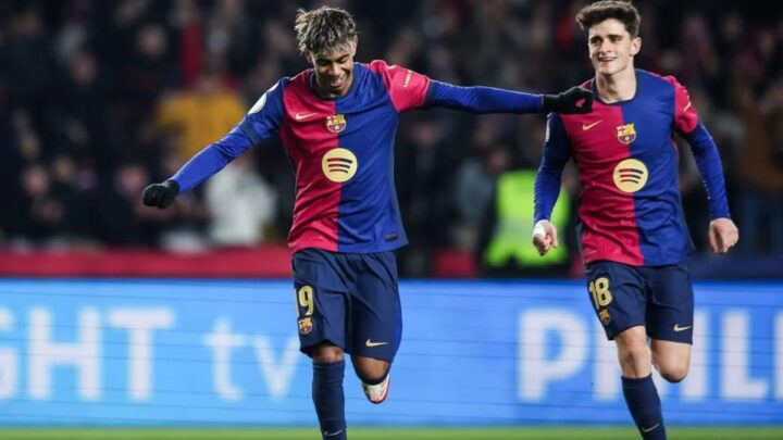 Imagem mostra Lamine Yamal com a camisa do Barcelona