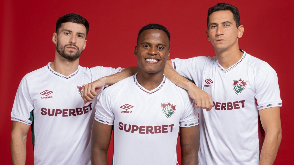 Martinelli, Jhon Arias e PH Ganso com novo uniforme dois do Fluminense - (Foto: Umbro e Lucas Merçon, FFC)