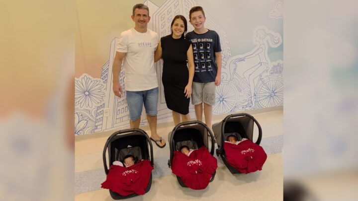 Casal Juliana e Geovani, junto do filho Arthur e as trigêmeas (Foto: Juliana Patricia Gioseli Pesenti, Arquivo Pessoal)