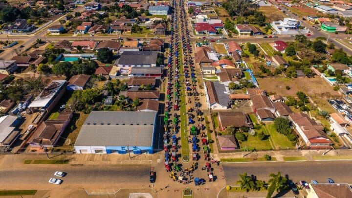 Cidade tem o maior desfile de tratores do Brasil (Foto: prefeitura de Irineópolis, Divulgação)