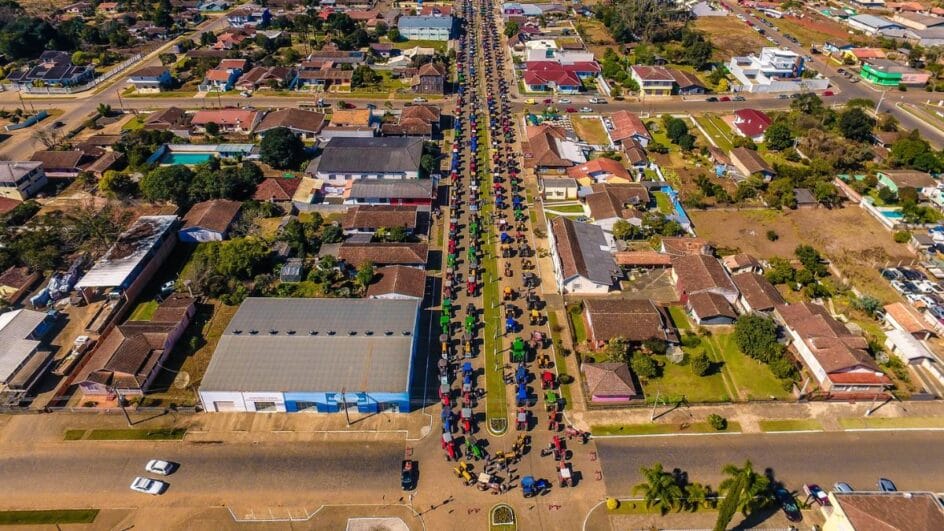 Cidade tem o maior desfile de tratores do Brasil (Foto: prefeitura de Irineópolis, Divulgação)