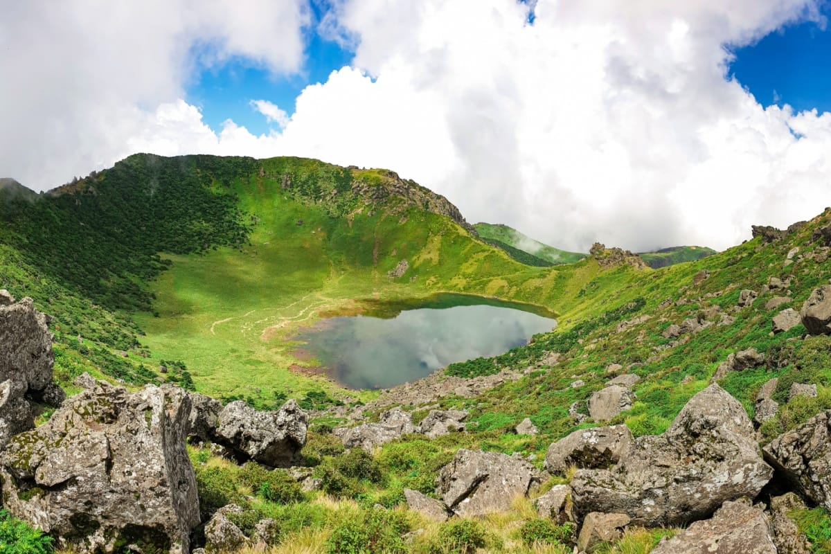 Vista do Monte Hallasan com cé azul com nuvens brancas