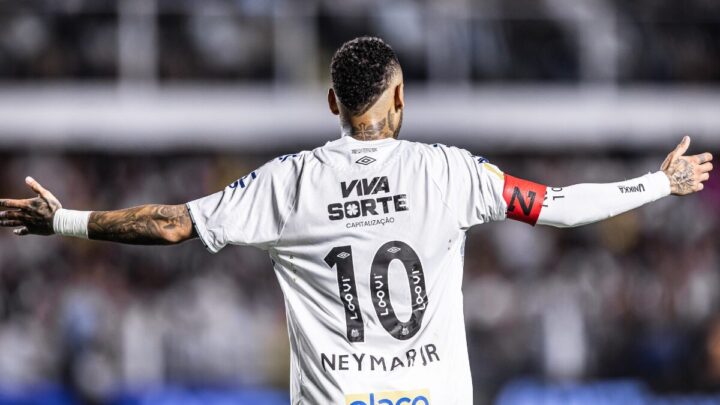 Neymar de costas com a camisa 10 do Santos
