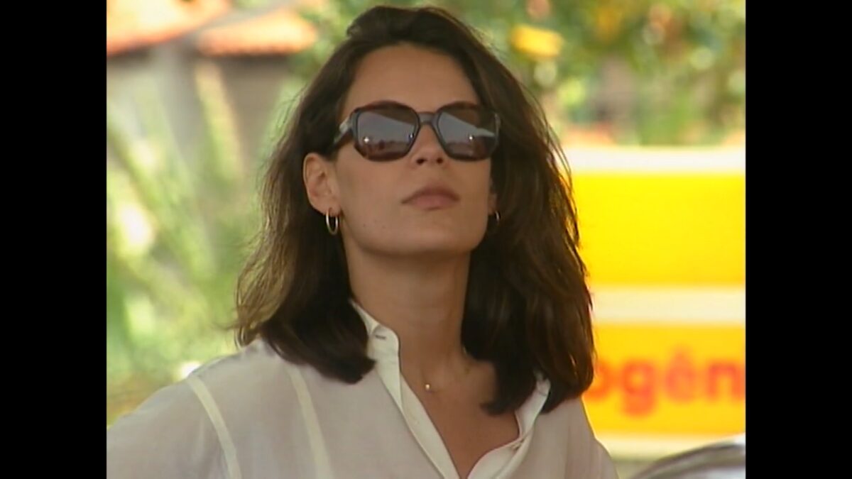 No carro da frente no posto de gasolina está Paula