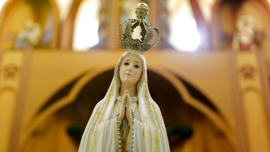 O Dia de Nossa Senhora de Fátima simboliza a importância da fé, da esperança e da intercessão divina em momentos de adversidade (Imagem: Sidney de Almeida | Shutterstock)