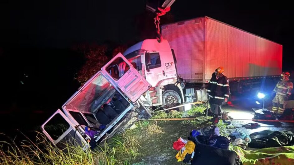 Nove pessoas morrem e 10 ficam feridas em acidente entre carreta e micro-ônibus em MG
