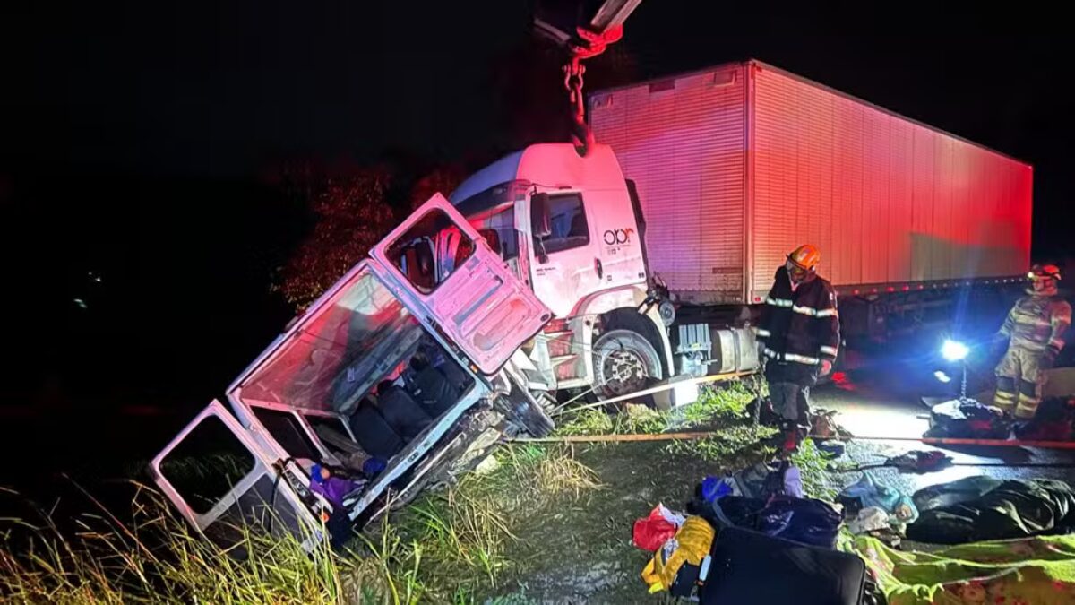 Nove pessoas morrem e 10 ficam feridas em acidente entre carreta e micro-ônibus em MG