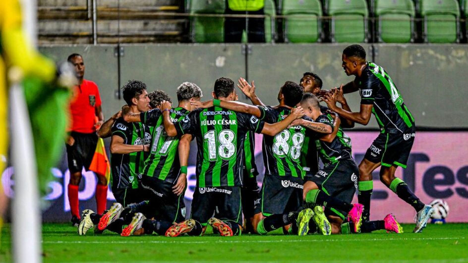 América-MG comemorando vitória na Arena Independência Foto: Mourão Panda / América