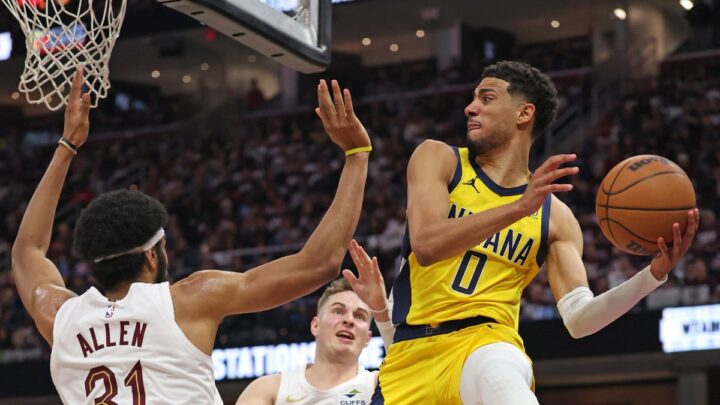 Imagem mostra jogador do Indiana com a bola e jogadores do Cleveland Cavaliers marcando