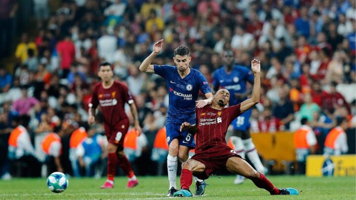 Jorginho é meia do Arsenal com a camisa do Chelsea