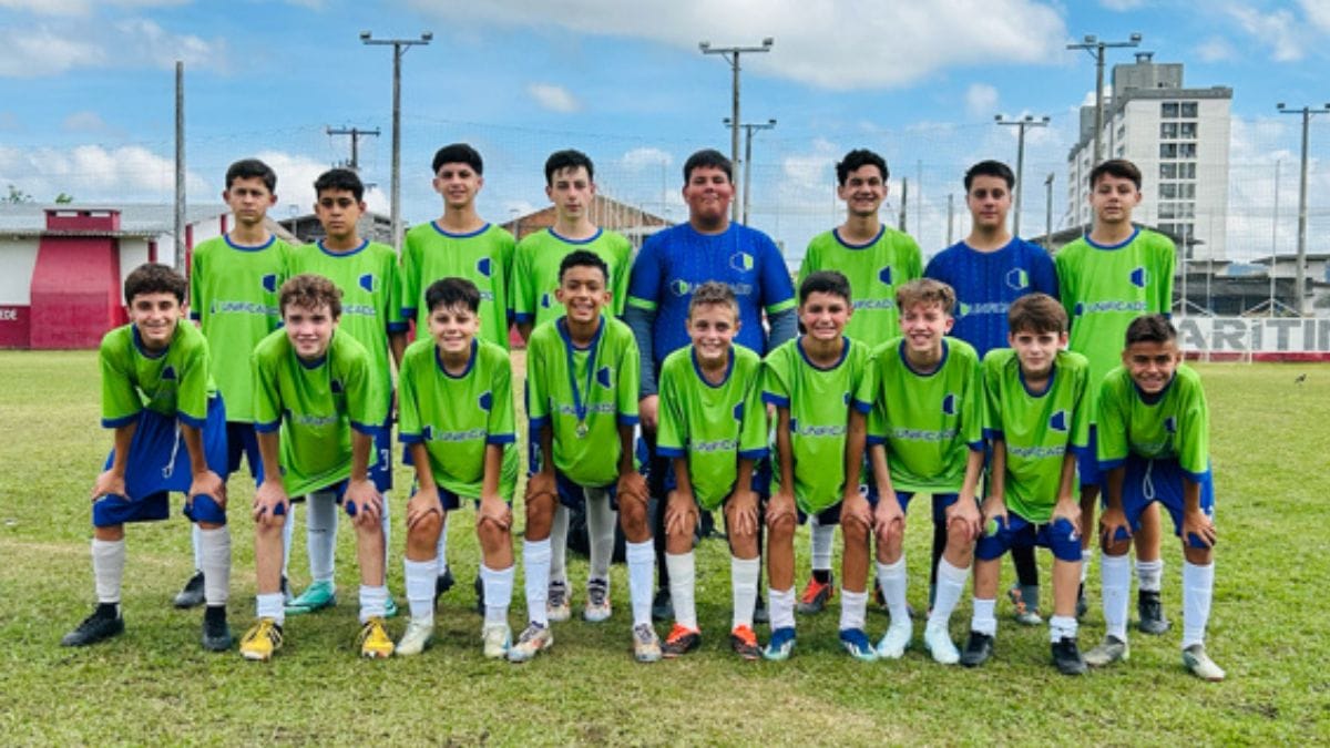 Alunos do Colégio Unificado ficaram em 1º lugar no Campeonato Estadual de Futebol de Campo - Etapa Municipal. Foto: Divulgação