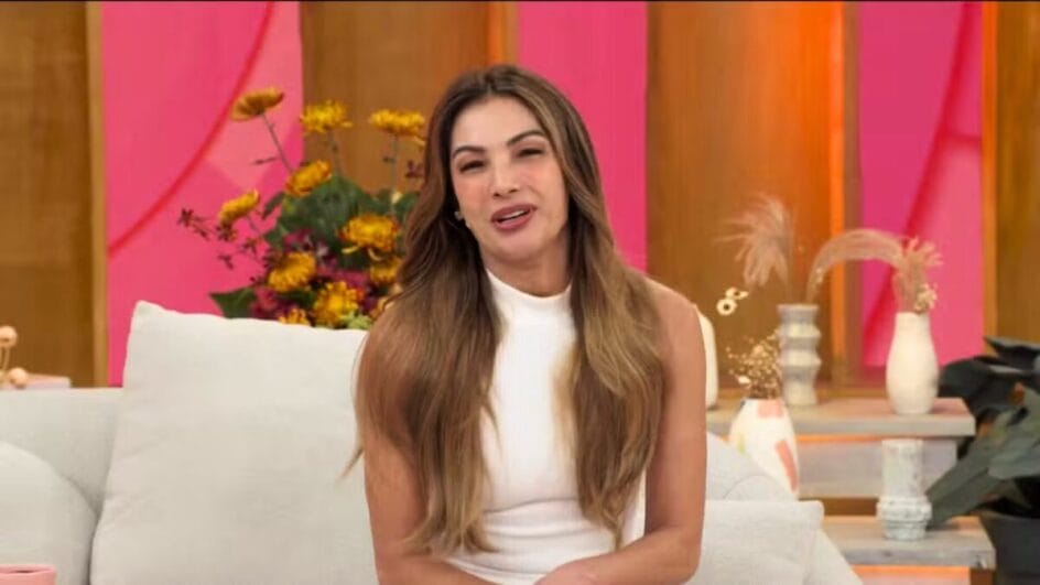 Patrícia Poeta terá que apresentar o Encontro sentada durante a semana após cirurgia — Foto: Reprodução: Globoplay
