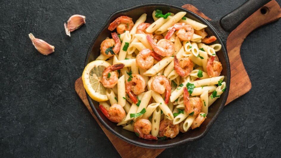 Penne com camarão e limão (Imagem: Oksana Mizina | Shutterstock)