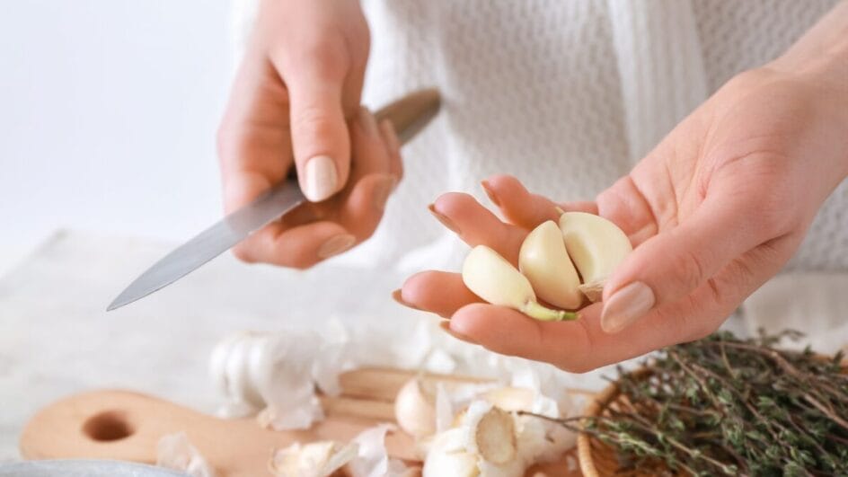 Esse truque simples com alho vai mudar sua rotina na cozinha
