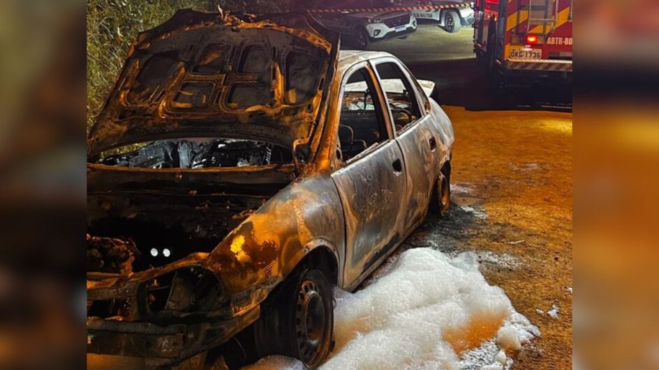 Corpos carbonizados foram encontrados dentro de carro (Foto: CBMSC, Divulgação)