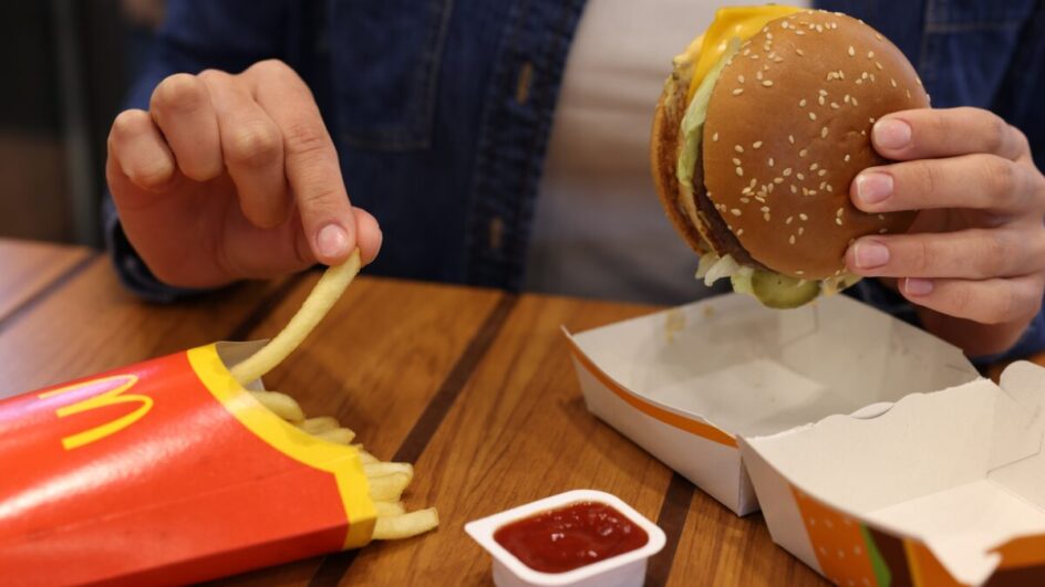 Rede aposta em nostalgia para enfrentar concorrência no mercado de frango