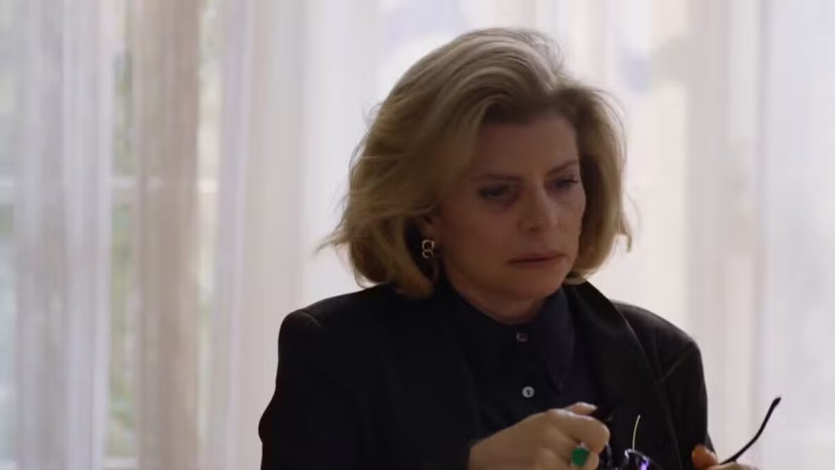 Revelando seu olho roxo para a irmã