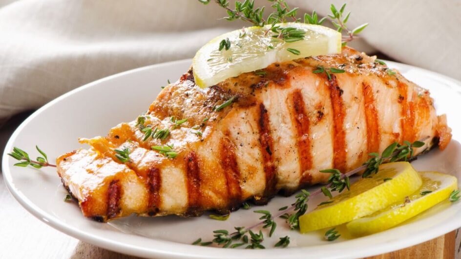 Salmão grelhado com tomilho e limão (Imagem: Tatjana Baibakova | Shutterstock)