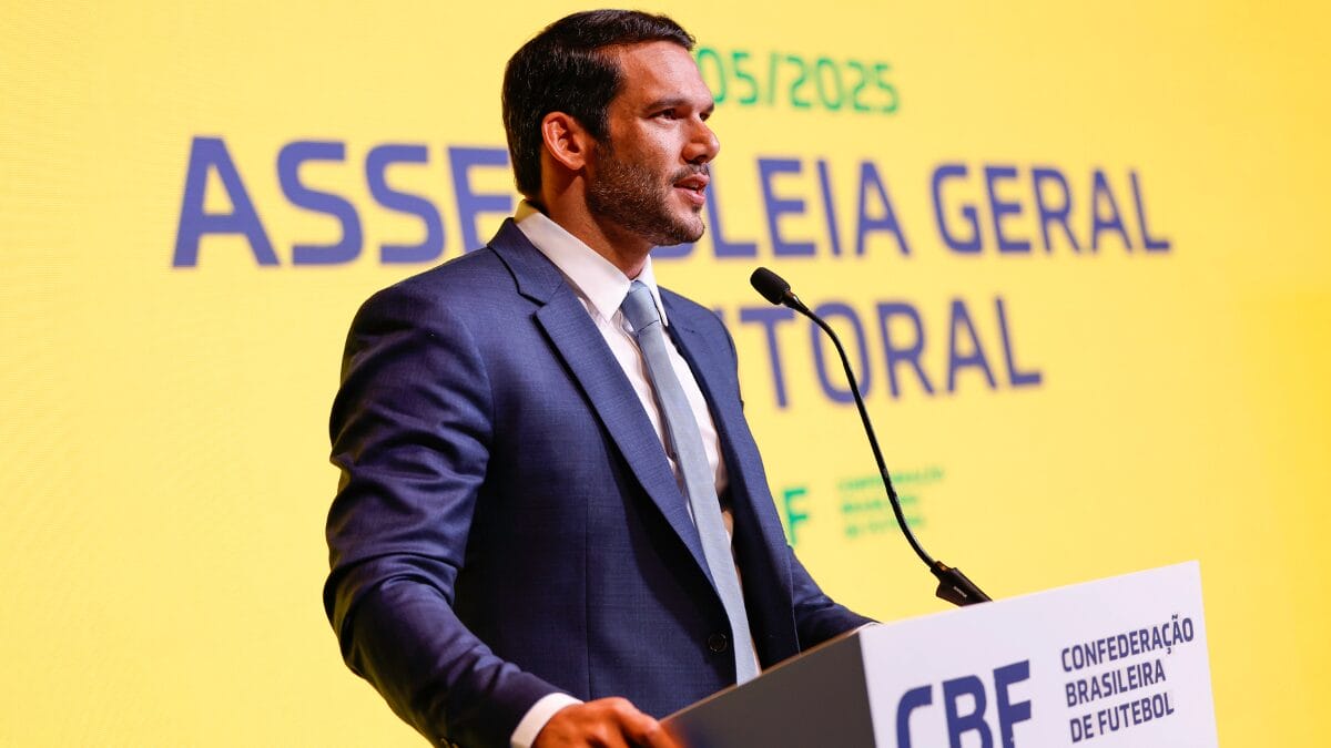 Samir discursando após ser eleito presidente da CBF