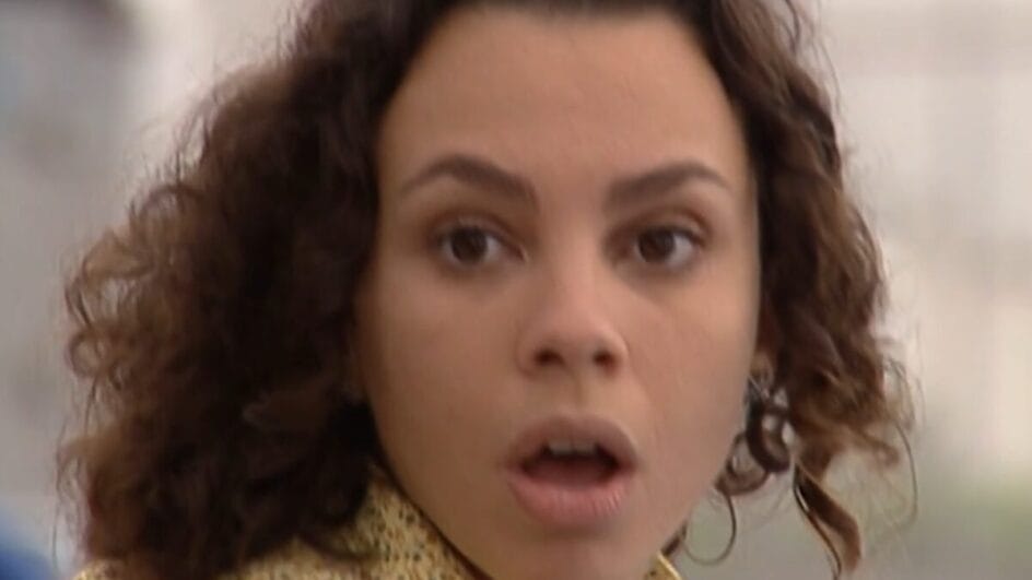 Sem atenção dele, ela decide ir embora e não vê o ciclista se aproximando