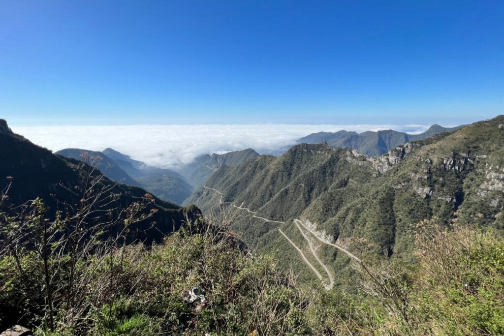 Vista da Serra Catarinense com montanhas verdes e um céu-azul sem nuvens
