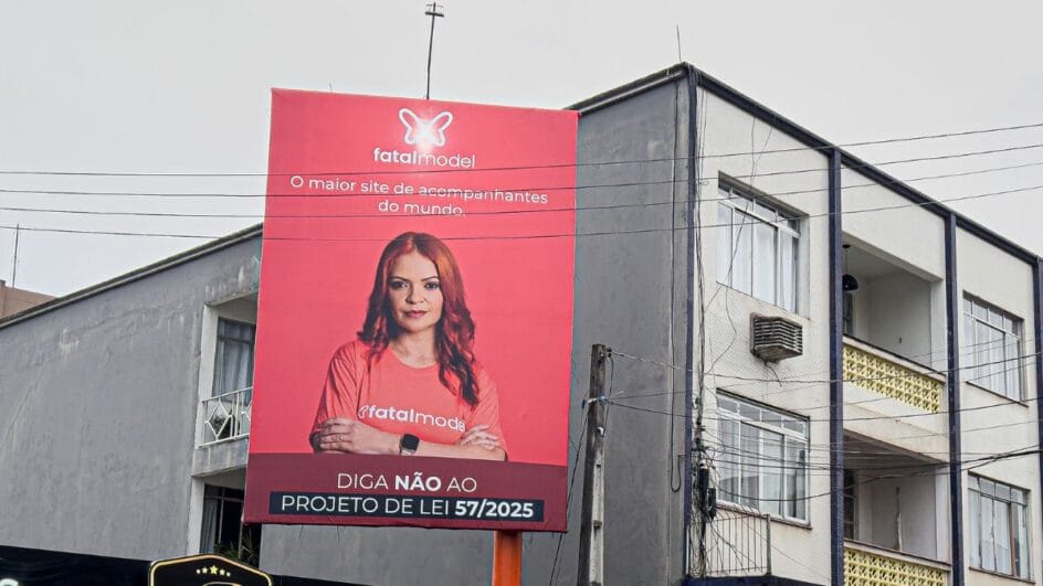 Outdoor da Fatal Model foi colocado em Joinville (Foto: Gabriel Richartz, NSC Total)