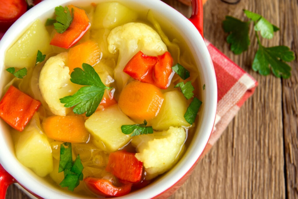 Sopa de legumes (Imagem: Oksana Mizina | Shutterstock)
