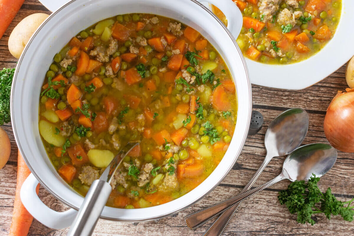 Sopa de legumes com carne moída (Imagem: Angelika Heine | Shutterstock)