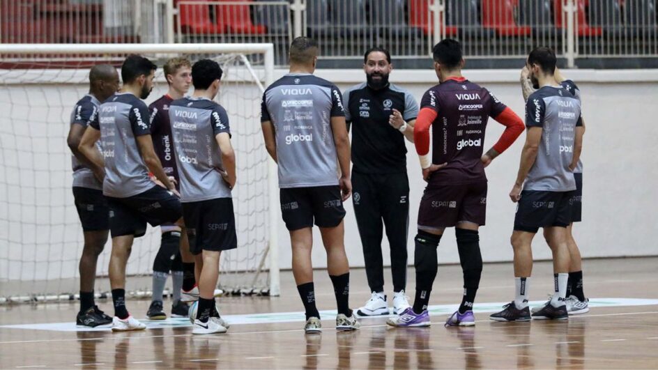 Treinador Herick Pereira é prata da casa e está na segunda temporada à frente do Joinville (Foto: JEC Futsal, Divulgação)