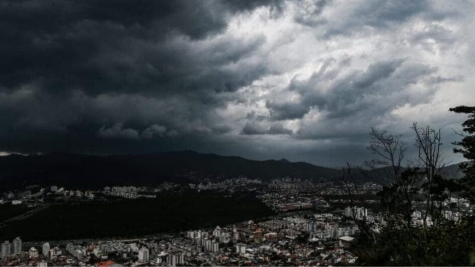 Temporais com vendaval e raios geram alerta para destelhamentos e quedas de árvores em SC (1)