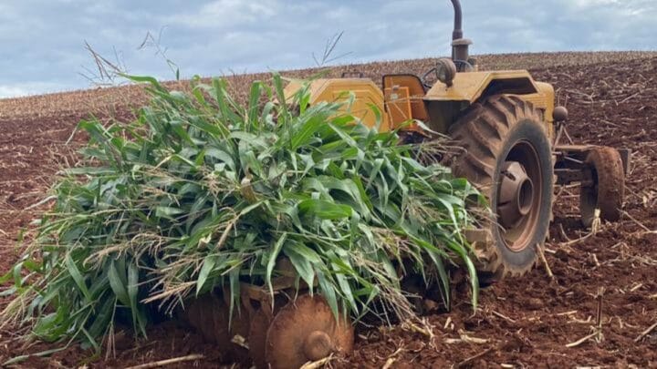 Idoso morre atropelado por trator enquanto preparava terra no interior de SC