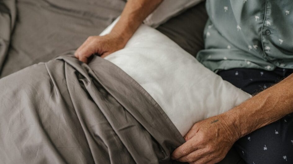 Travesseiros também precisam de limpeza. Veja quando lavar e como evitar ácaros e alergias.