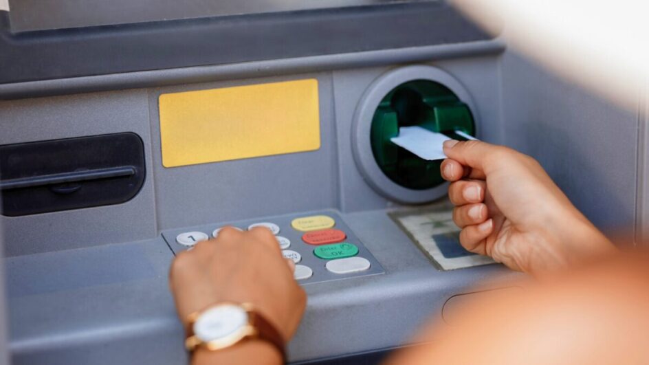 Você sabia que pegar as notas e sair rapidamente do caixa eletrônico pode deixar sua conta bancária vulnerável
