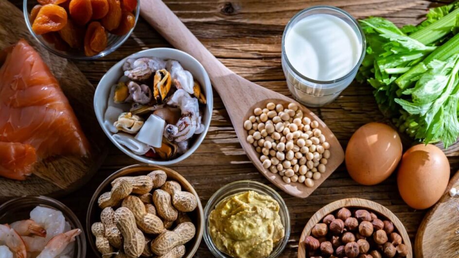 É importante se atentar aos alimentos que costumam causar alergia (Imagem: monticello | Shutterstock)