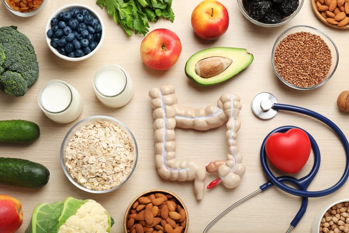 O cuidado com a alimentação é essencial para o intestino funcionar corretamente (Imagem: New Africa | Shutterstock)