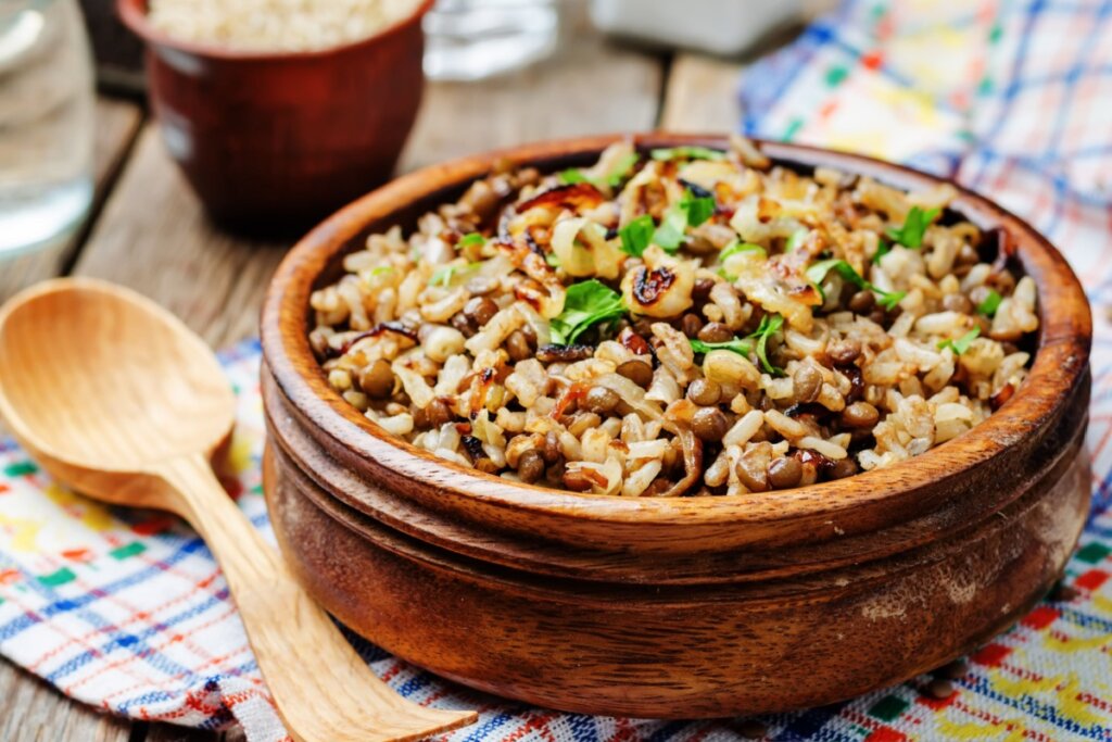 Arroz com lentilha e cebola caramelizada (Imagem: Nataliya Arzamasova | Shutterstock)