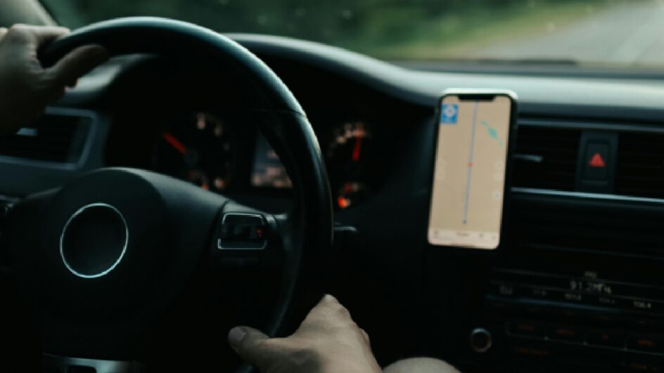 Se usado de maneira errada, o aparelho pode levar a multa média ou gravíssima. Imagem: Maksim Goncharenok/Pexels