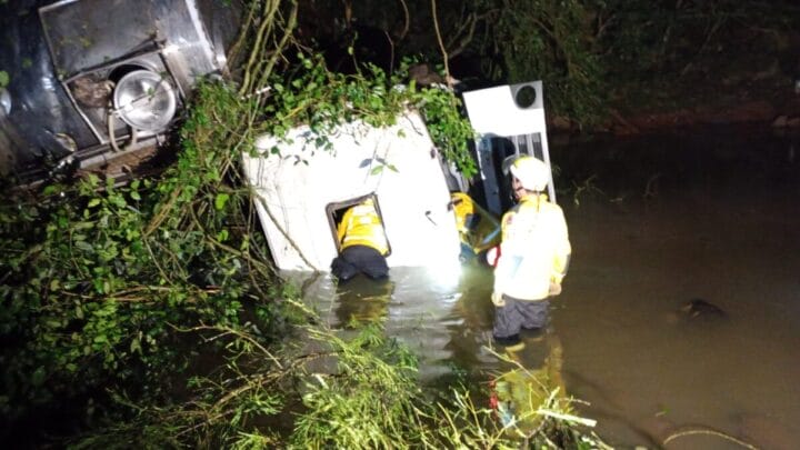 Motorista morre após caminhão de leite cair em rio no Oeste de SC