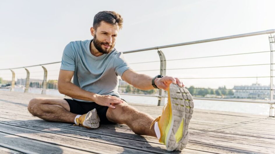 A flexibilidade corporal é essencial para a realização de atividades diárias e exercícios físicos (Imagem: muse studio | Shutterstock)