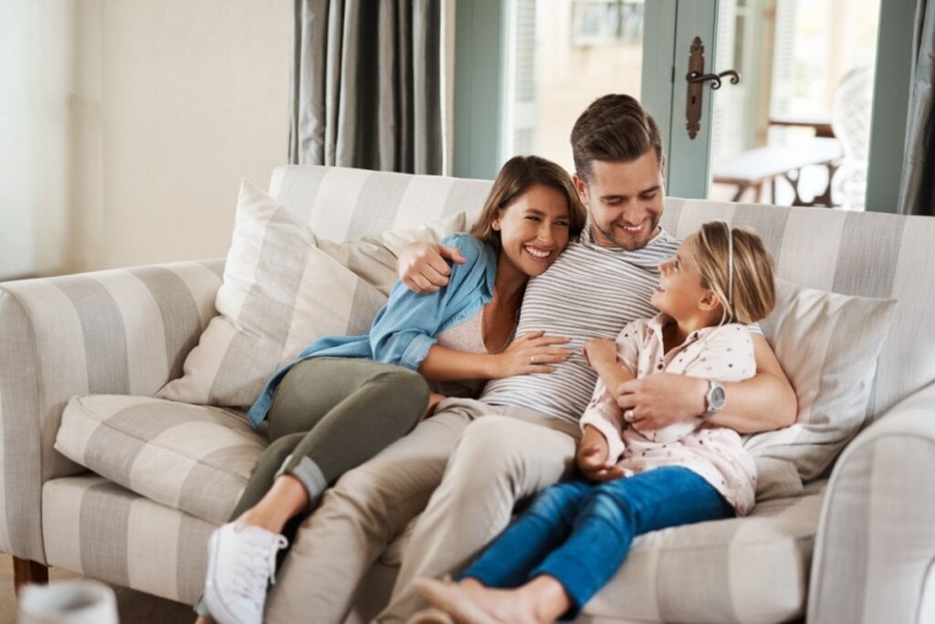 O riso ajuda a relaxar e a diminuir o estresse (Imagem: PeopleImages.com – Yuri A | Shutterstock)