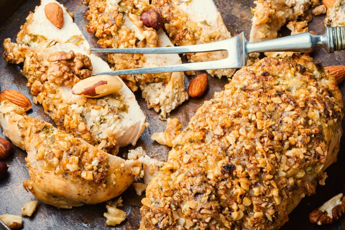 Filé de frango com crosta crocante de nozes e castanhas
(Imagem: Chatham172
| Shutterstock)