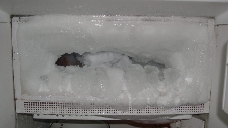 Essa camada de água congelada reduz o espaço no congelador. Imagem: katesheets/Flickr