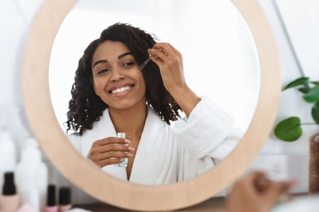 A niacinamida ajuda a controlar a oleosidade da pele (Imagem: Prostock-studio | Shutterstock)