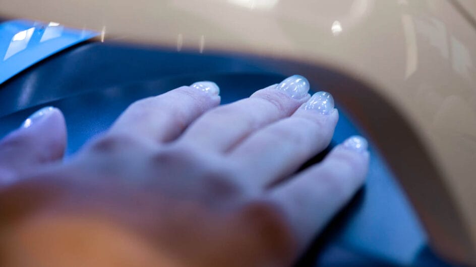 Entenda por que cientistas pedem mais informação e proteção no uso de secadores de esmalte. Foto: Freepik