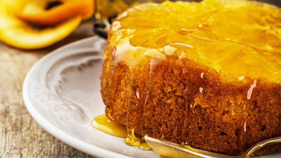 Receita de bolo de laranja fofinho com calda irresistível
