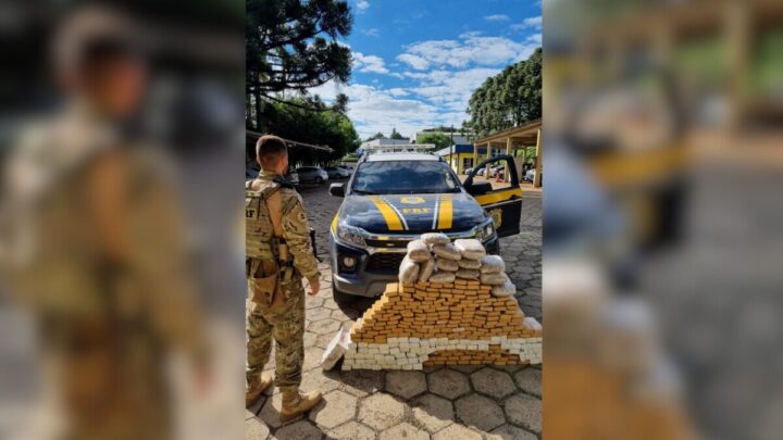 Carga apreendida em carro que sofreu acidente em Chapecó (Foto: PRF, Divulgação)